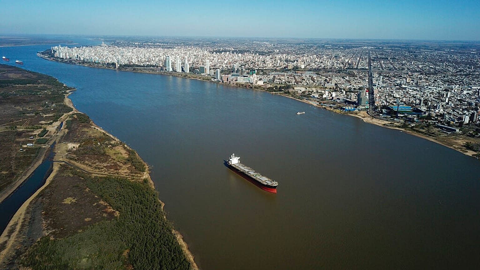 Bir tahıl gemisi Parana Nehri'nin ortasında demirlemiş durumda, 29 Temmuz 2024.