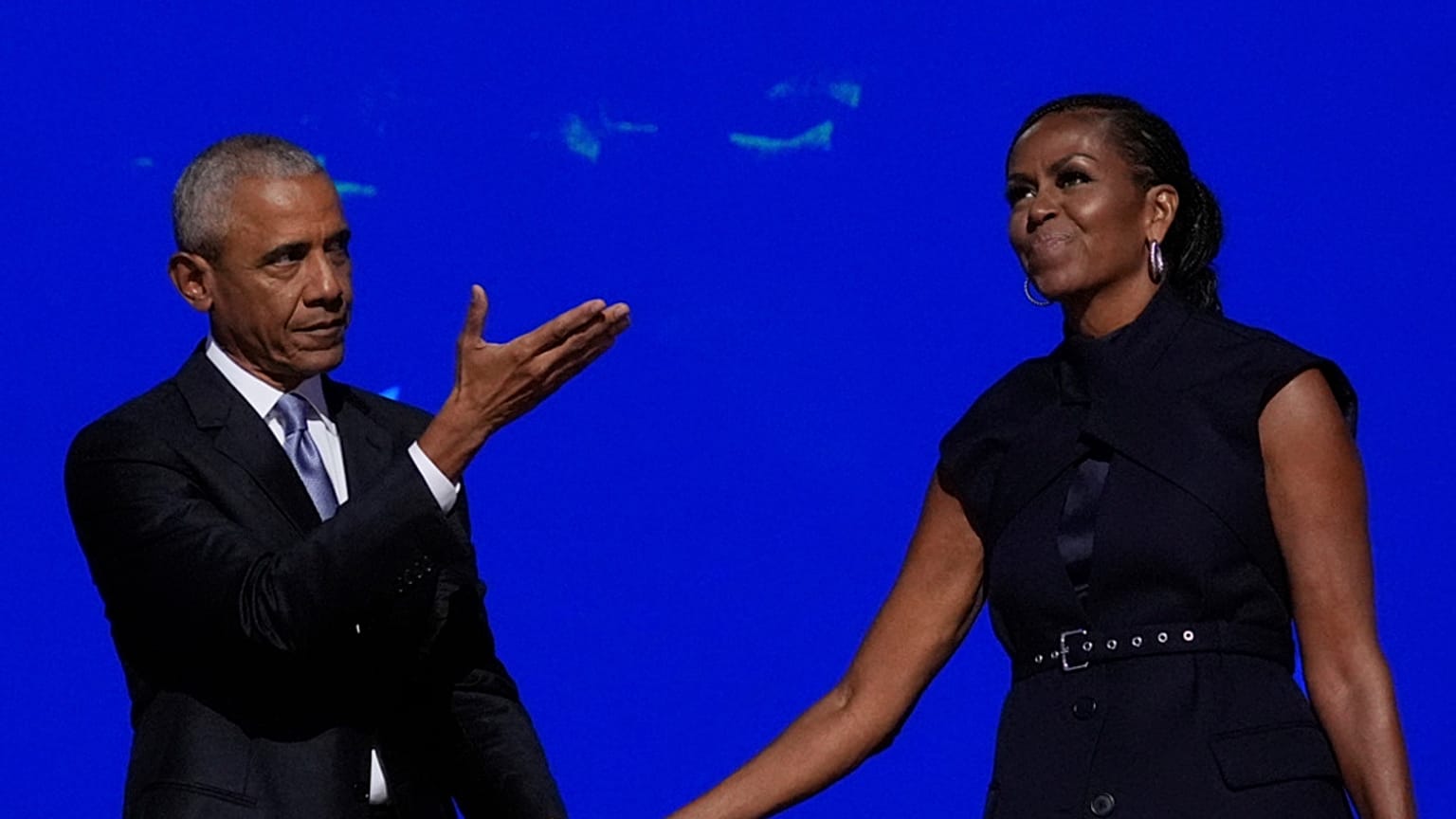 Barack y Michelle Obama participan en la segunda noche de la convención demócrata, en Chicago, el martes 20 de agosto de 2024.