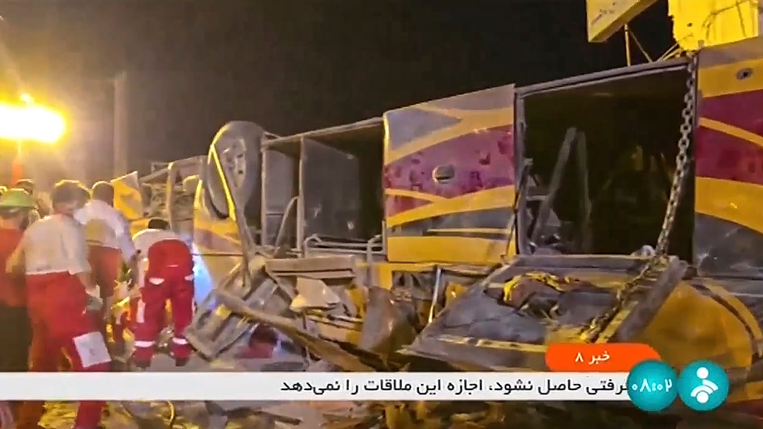 تظهر هذه الصورة المأخوذة من مقطع فيديو نشره التلفزيون الحكومي الإيراني لحادث حافلة بالقرب من تافت بإيران، في وقت مبكر من يوم الأربعاء 21 أغسطس 2024.