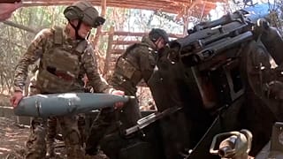 Nesta fotografia retirada de um vídeo divulgado pelo Ministério da Defesa russo em agosto de 2024, soldados russos disparam a arma Giatsint-B contra posições ucranianas