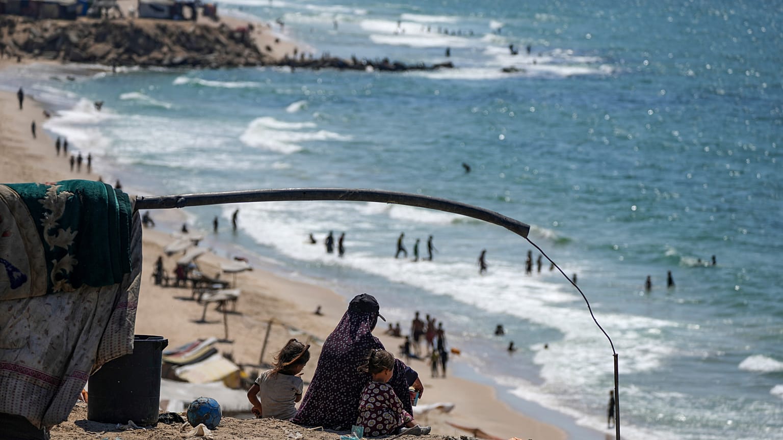 Viver em cima do lixo e conviver com a morte, assim é o dia a dia em Gaza