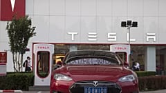 Bir Tesla aracı, Çin'in başkenti Pekin'de bulunan bir sergi salonunun önüne park edilmiş durumda, 22 Mayıs 2018.