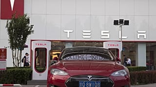 Bir Tesla aracı, Çin'in başkenti Pekin'de bulunan bir sergi salonunun önüne park edilmiş durumda, 22 Mayıs 2018.
