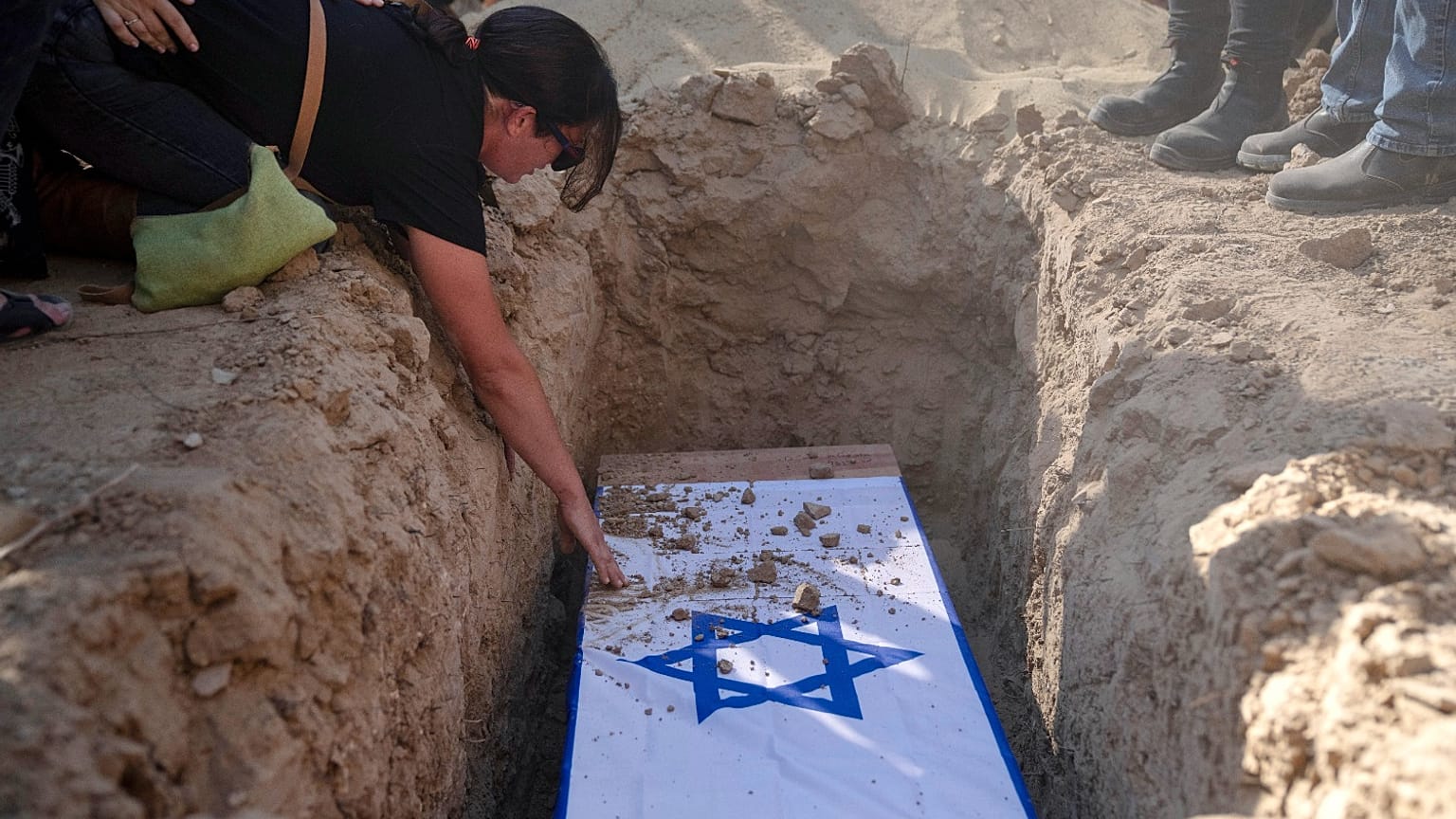 La femme du défunt pleure la mort de son mari.