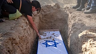 La femme du défunt pleure la mort de son mari.