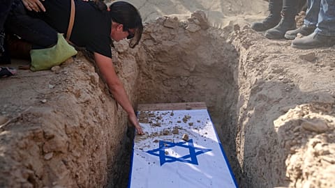 La femme du défunt pleure la mort de son mari.