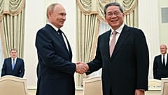 Primeiro-ministro chinês elogia as relações comerciais com Vladimir Putin em Moscovo