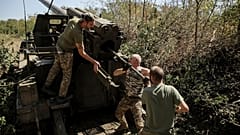 Foto: Militares de la 24ª Brigada Mecanizada disparan un obús autopropulsado Giatsint-S de 152 mm contra posiciones rusas. 