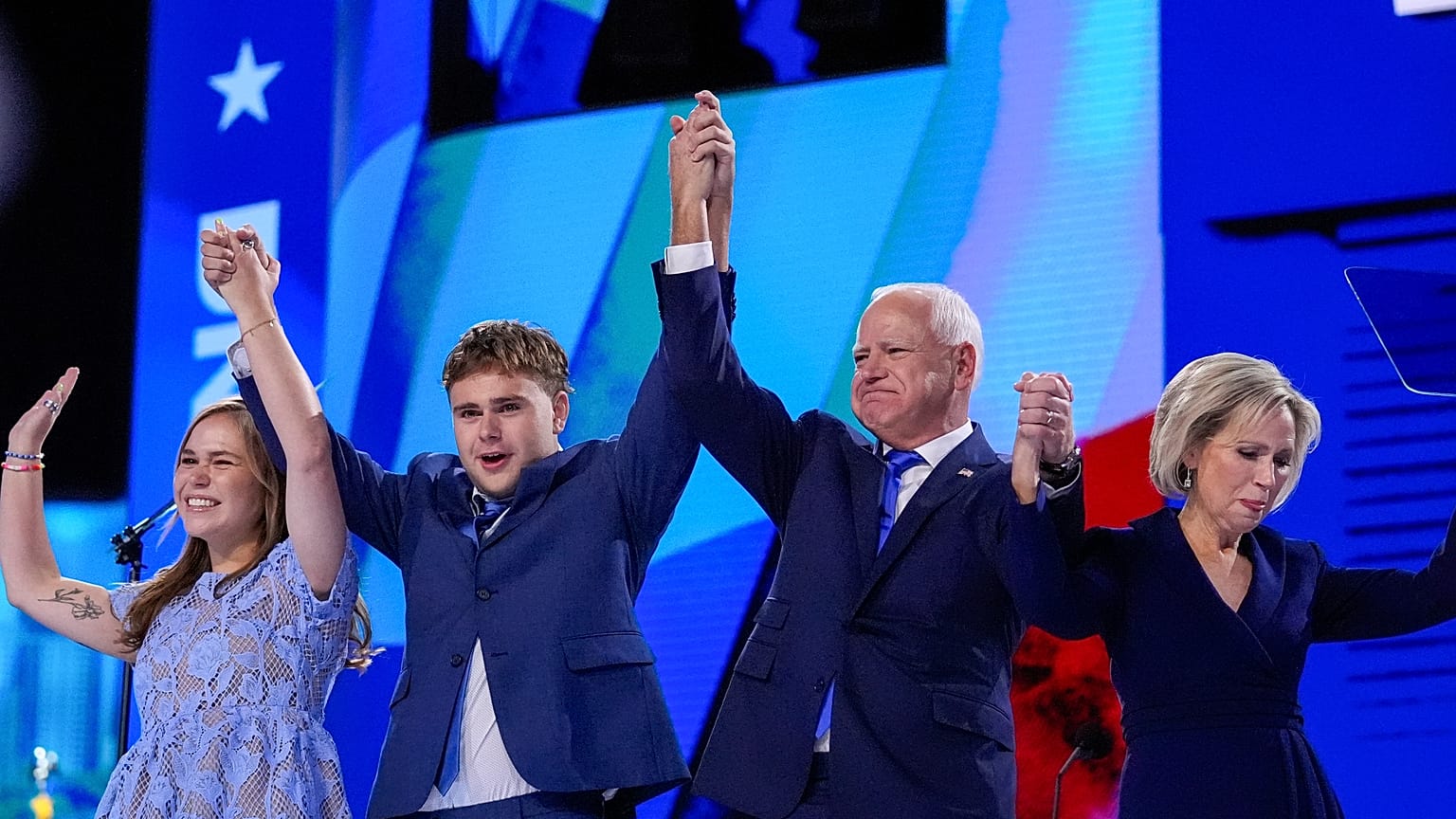 Tim Walz és családja 2024. augusztus 21-én a Demokrata Párt chicagói elnökjelölő konvencióján