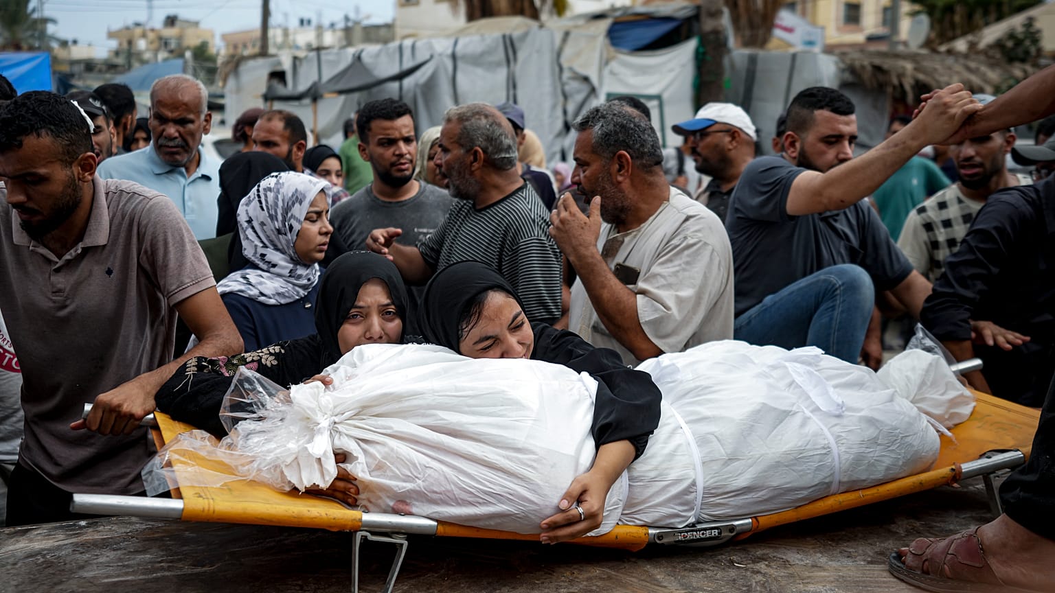 سيدة فلسطينية تبكي قريبا لها في دير البلح قتل جراء القصف الإسرائيلي العشوائي 
