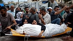 سيدة فلسطينية تبكي قريبا لها في دير البلح قتل جراء القصف الإسرائيلي العشوائي 