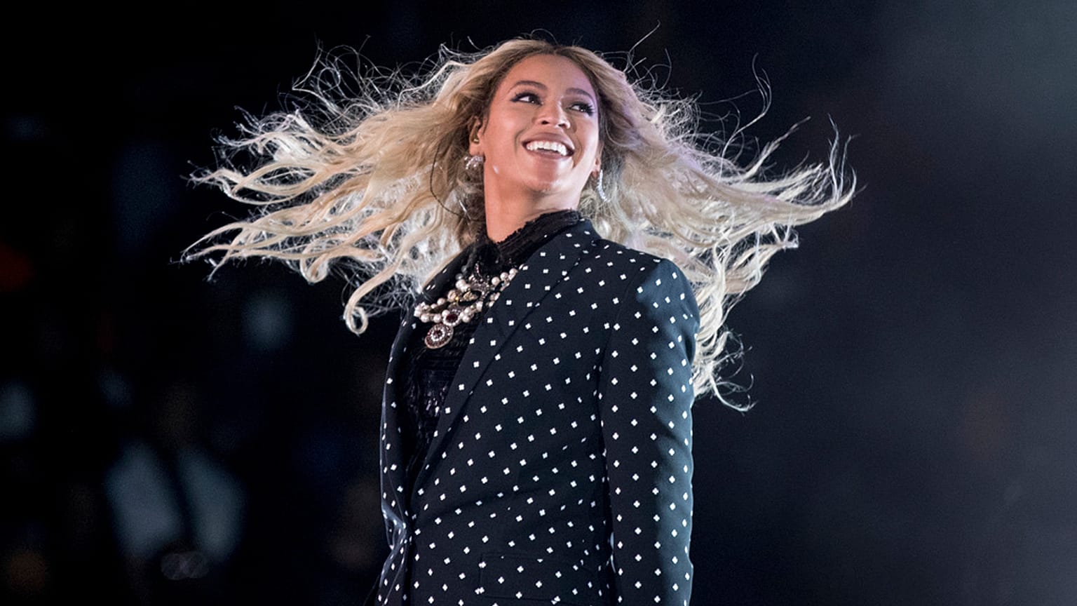 Beyoncé apresenta-se no Wolstein Center, em 4 de novembro de 2016, em Cleveland, Ohio.