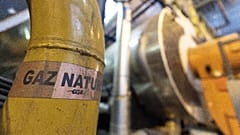 Un autocollant indique "gaz naturel" sur un tuyau à l'usine de la société française R-CUA, à Strasbourg, dans l'est de la France