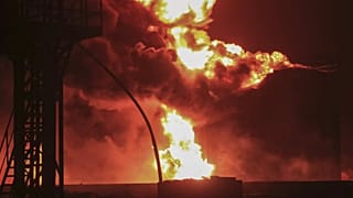 Yemen'deki limanda petrol tankları yanıyor, 20 Temmuz 2024.