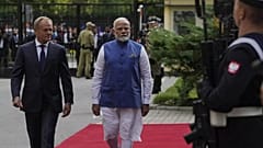 Polonya Başbakanı (solda) Donald Tusk ile Hindistan Başbakanı Narendra Modi (sağda),Varşova'da görüştü.