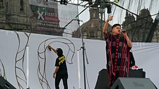 O artista mexicano-triqui Carlos CGH, vestindo um “gabán” preto e vermelho, uma peça de vestuário nativa do povo Triqui, na Cidade do México, terça-feira, 6 de agosto de 2024