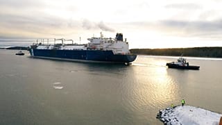 Finlandiya tarafından kiralanan yüzer sıvılaştırılmış doğal gaz (LNG) terminali olan FSRU Exemplar gemisi Inkoo limanına yanaşıyor, Helsinki, 28 Aralık 2022.