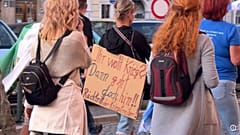 Διαδηλωτής στο Goerlitz κρατά ταμπλό που γράφει: "Θέλεις τον πόλεμο; Τότε πήγαινε εκεί."