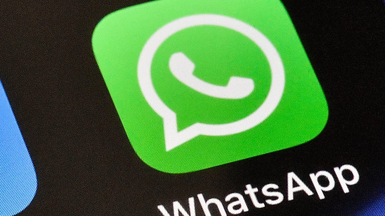 Egy WhatsApp ikon jelenik meg egy iPhone-on Németországban, 2018. november 15.