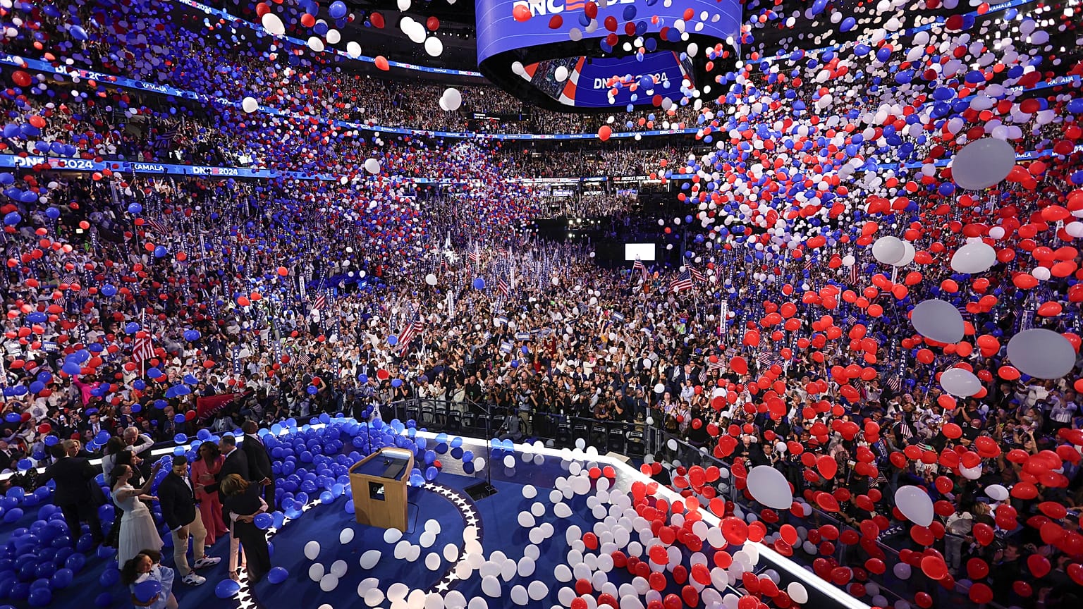 Léggömböket engednek ki, miután Kamala Harris demokrata elnökjelölt beszélt a DNC utolsó napján, 2024. augusztus 22-én.