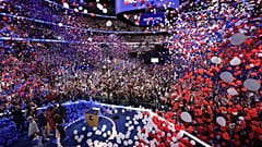 Léggömböket engednek ki, miután Kamala Harris demokrata elnökjelölt beszélt a DNC utolsó napján, 2024. augusztus 22-én.