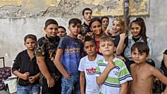 Kárpátaljai menekültek pózolnak Kocson