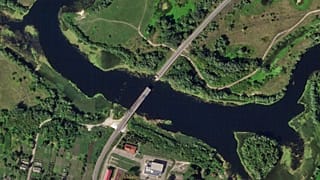 Rusya'nın Kursk bölgesindeki Glushkovo kasabasında Seim Nehri üzerindeki yıkılmış bir köprü, 17 Ağustos 2024.