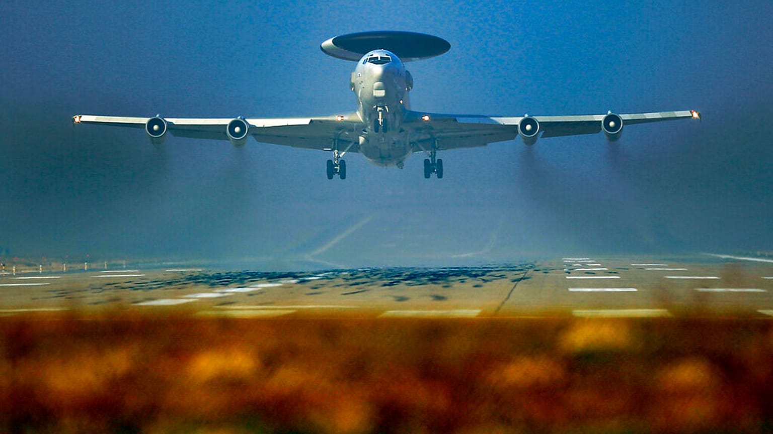 Самолет AWACS НАТО взлетает с авиабазы ​​НАТО в Гайленкирхене, Германия, среда, 12 марта 2014 года.