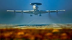 Ein AWACS-Flugzeug der NATO hebt vom NATO-Luftwaffenstützpunkt in Geilenkirchen ab, 12. März 2024.