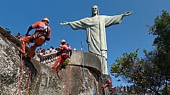 Limpiadores del Cristo Redentor en Río de Janeiro