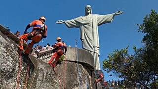 Limpiadores del Cristo Redentor en Río de Janeiro