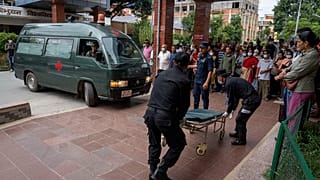 صورة لفرق الاسعاف أثناء تدخلها لانقاذ ضحايا حادث انحراف حافلة في نيبال 
