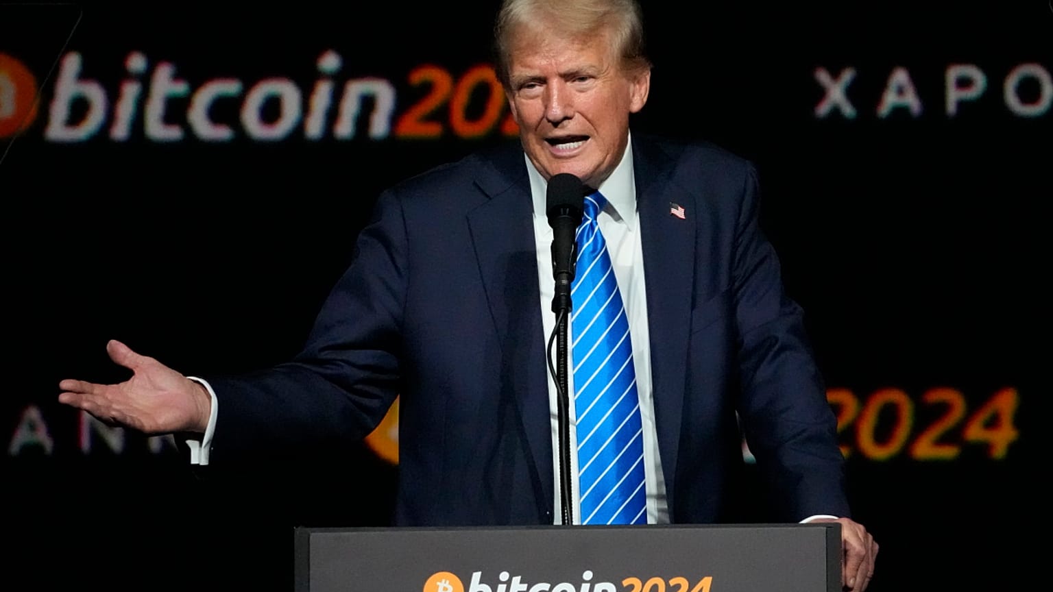 المرشح الرئاسي الجمهوري الرئيس السابق دونالد ترامب يتحدث في مؤتمر بيتكوين 2024 السبت، 27 يوليو 2024