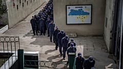 جنود روس أسرى يسيرون في طابور إلى غرفة طعام في مركز احتجاز أسرى الحرب في منطقة لفيف الأوكرانية، الخميس، 25 أبريل/نيسان 2024
