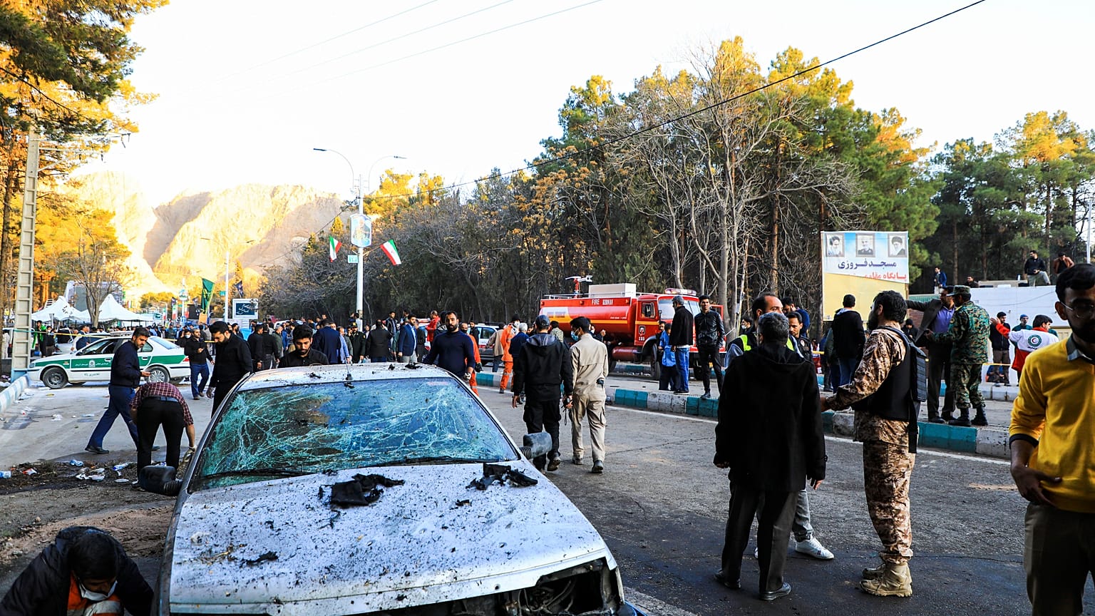 أشخاص متجمعون في موقع انفجار في مدينة كرمان، على بعد حوالي 510 أميال (820 كيلومترًا) جنوب شرق العاصمة طهران، إيران، الأربعاء، 3 يناير/كانون الثاني 2024