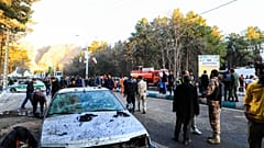 أشخاص متجمعون في موقع انفجار في مدينة كرمان، على بعد حوالي 510 أميال (820 كيلومترًا) جنوب شرق العاصمة طهران، إيران، الأربعاء، 3 يناير/كانون الثاني 2024