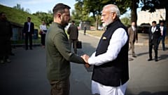 Hindistan Başbakanı Narendra Modi (sağda) Ukrayna'nın başkenti Kiev'deki Şehitlik Sergisi'ni Ukrayna lideri Volodimir Zelenskiy (solda) ile birlikte gezdi.