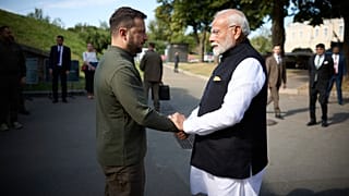Hindistan Başbakanı Narendra Modi (sağda) Ukrayna'nın başkenti Kiev'deki Şehitlik Sergisi'ni Ukrayna lideri Volodimir Zelenskiy (solda) ile birlikte gezdi.