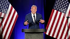 Le candidat indépendant Robert F. Kennedy Jr. annonce qu'il suspend sa campagne présidentielle lors d'une conférence de presse à Phoenix, le 23 août 2024.