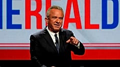 Bağımsız başkan adayı Robert F. Kennedy Jr., bir kampanya etkinliğinde konuşuyor.