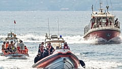 Τα μέλη των αρχών που διεξάγουν τις έρευνες στο σημείο της τραγωδίας