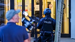 SEK-Einheiten bei einer Flüchtlingsunterkunft nach der Messerattacke in Solingen 
