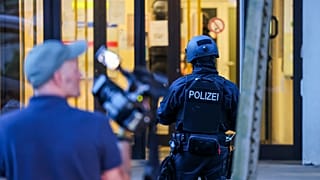 SEK-Einheiten bei einer Flüchtlingsunterkunft nach der Messerattacke in Solingen