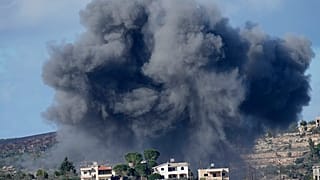 Fumo nero si leva da un attacco aereo israeliano alla periferia di Aita al-Shaab, un villaggio libanese al confine con Israele, nel sud del Libano, 21 novembre 2023