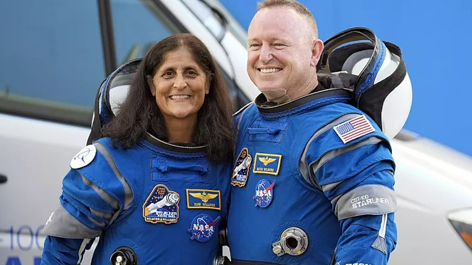 NASA astronotları Suni Williams (solda) ve Butch Wilmore (sağda) fırlatma rampasına giderken fotoğraf çektiriyor