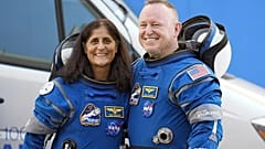 NASA astronotları Suni Williams (solda) ve Butch Wilmore (sağda) fırlatma rampasına giderken fotoğraf çektiriyor