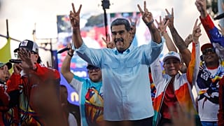 الرئيس الفنزويلي نيكولاس مادورو يلوح بعلامات النصر لمؤيديه خلال مسيرة مؤيدة للحكومة في كاراكاس، فنزويلا، السبت 17 أغسطس/آب 2024