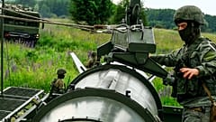 Sur cette photo diffusée par le service de presse du ministère russe de la Défense le mercredi 12 juin 2024, un soldat charge un lanceur de missiles balistiques Iskander-M