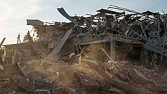 Ein Feuerwehrmann sammelt Fragmente einer Rakete nach einem russischen Angriff auf das Hotel Sapphire in Kramatorsk, Region Donezk, Ukraine, Sonntag, 25. August 2024.