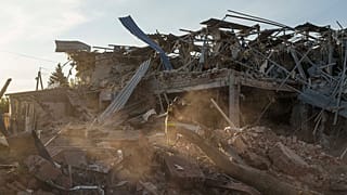 Ein Feuerwehrmann sammelt Fragmente einer Rakete nach einem russischen Angriff auf das Hotel Sapphire in Kramatorsk, Region Donezk, Ukraine, Sonntag, 25. August 2024.